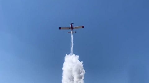 بالفيديو.. طائرة إطفاء تشارك في إخماد حريق وادي سد أبها