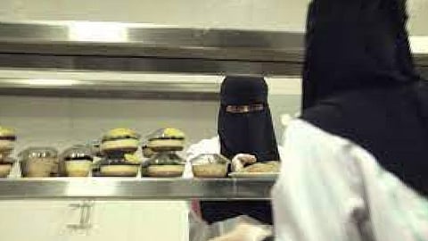 من الجامعة إلى المطبخ.. ثلاث فتيات يحققن حلمهن في مطعم الأسماك بتبوك