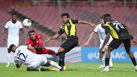ضمك يطارد صدارة تاريخية.. وقطار الاتحاد يصل محطة الشباب