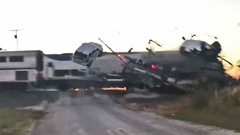 بالفيديو.. سيارات تطير في الهواء في حادث تصادم مع قطار بأمريكا