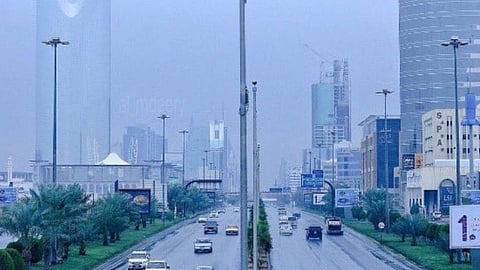 تعرف على طقس السعودية اليوم.. غائم وسحب رعدية وتدنٍّ بالرؤية الأفقية