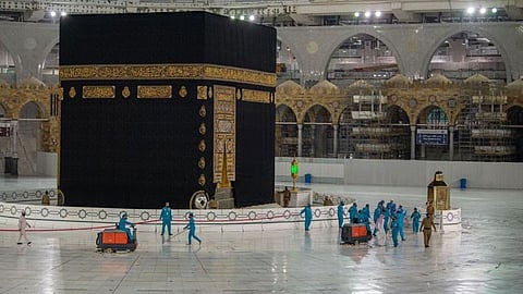 50 بابًا للدخول و4 آلاف عامل وعاملة لغسل وتعقيم المسجد الحرام