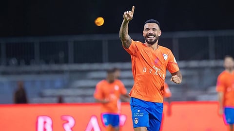 متفوقًا على جوميز وحمدالله.. مهاجم الفيحاء يسجل رقمًا لافتًا في دوري المحترفين