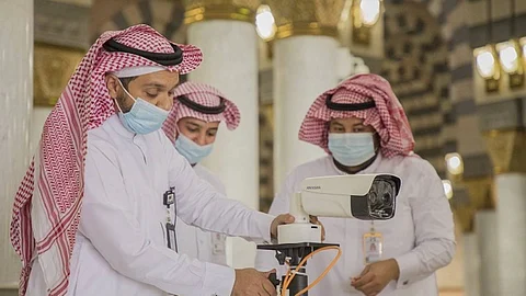بالصور.. رفع أجهزة القياس الحراري من مداخل المسجد النبوي
