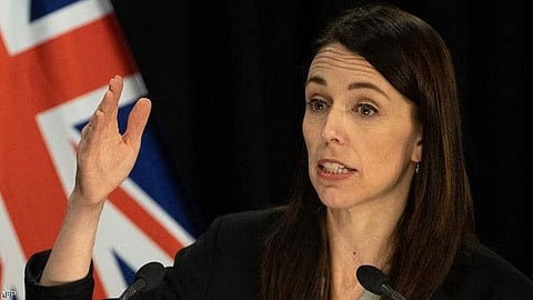 بالفيديو.. رئيسة وزراء نيوزيلندا تواصل مؤتمرًا صحفيًا مباشرًا برغم وقوع زلزال