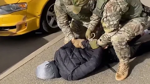 فيديو يوثق لحظة إحباط هجوم إرهابي في روسيا.. والسلطات المحلية تكشف التفاصيل