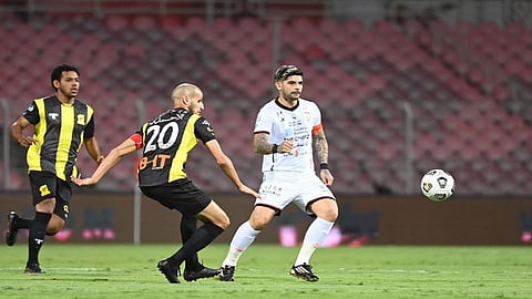 تعرَّف على طاقم حكام الكلاسيكو المرتقب بين الاتحاد والشباب