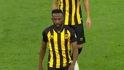 اعتراضًا على تغييره.. بالفيديو: فهد المولد يغادر لقاء الشباب غاضبًا ويدفع مدير الفريق «بعنف»