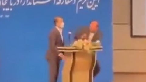مقطع فيديو يوثق لحظة الاعتداء على مسؤول إيراني خلال تنصيبه