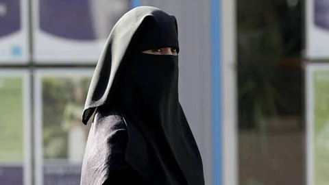 قصة سعودية غيرت مكالمة حياتها.. تحولت من موظفة إلى متاهات الاحتيال
