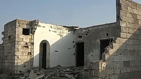 الإرهاب الحوثي.. قصف مدفعي يُجبر المواطنين على ترك منازلهم المدمرة غرب اليمن