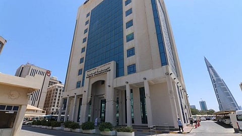البحرين.. إحالة موظف عام وآخرين للمحكمة الجنائية لإفشاء أسرار وتزوير محرر بنكي