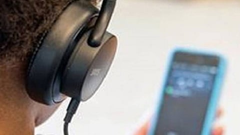 هل توجد علاقة بين استخدام السماعات والسرطان.. تعرف على الحقيقة