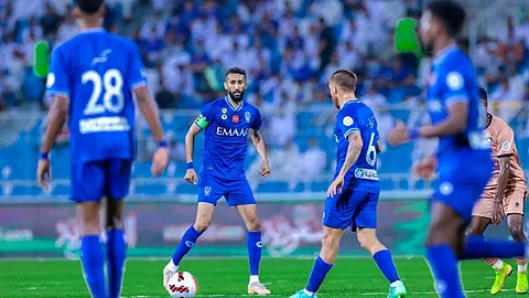 الهلال يعلن غياب لاعبه الكوري عن مواجهة الأهلي بسبب الإضابة