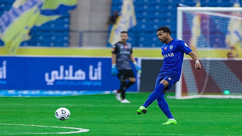 «الإنفلونزا» تبعد آل البليهي من المشاركة في تدريبات الهلال استعدادًا للأهلي