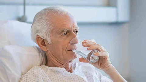 ما أسباب التبول اللاإرادي لدى الكبار؟