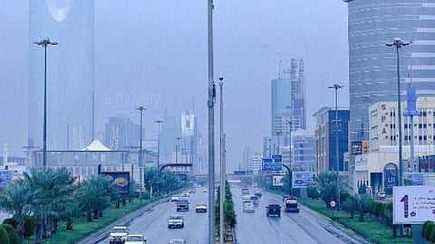 طقس السعودية اليوم.. أمطار رعدية وتدني الرؤية الأفقية بمناطق عدة