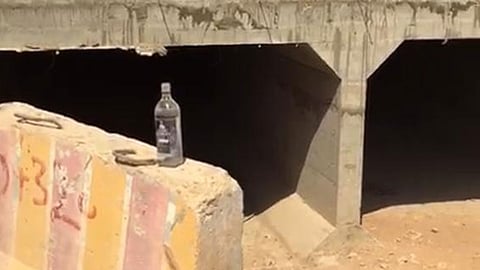 بالصور.. متعاطو المسكرات يحولون «عبارات» وادي السلي ملجأً لهم.. والسكان يناشدون التدخل