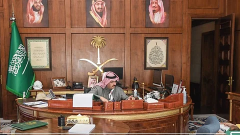 أمير عسير يعتمد خطة تنفيذية لخفض معدل الحوادث المرورية