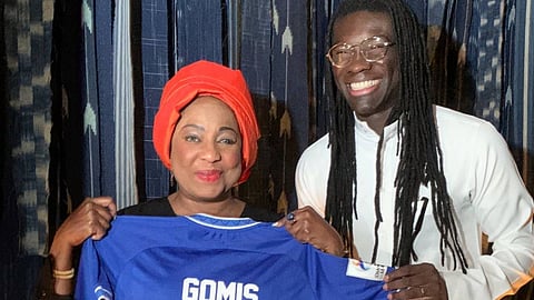 جوميز يهدي قميصه إلى فاطمة سامورا ويوجه لها رسالة خلال زيارتها للمملكة