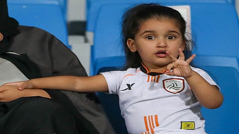 الشباب يتفاعل مع صورة «أصغر مشجعة» بهذه الطريقة