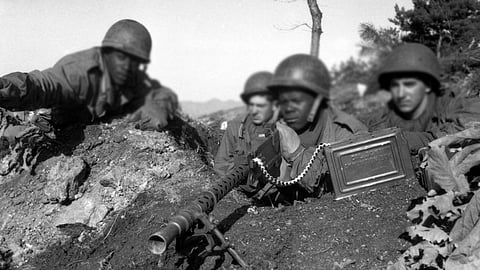 الجراحة الأولى من نوعها.. طبيب يشق صدر ميت ويدلك قلبه بيده