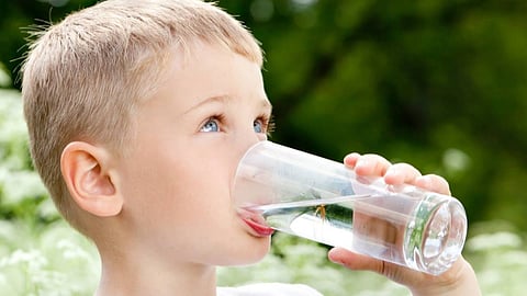 كيف يحصل طفلك على كمية كافية من السوائل يوميًا؟