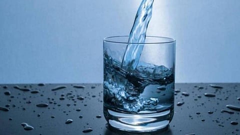 طبيب هندي يحذر من شرب الماء أثناء الوقوف.. قد تؤدي إلى 4 مخاطر