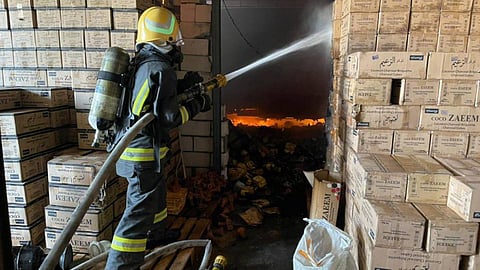 الدفاع المدني بالرياض يخمد حريقاً في مستودعين لتخزين الفحم والمفروشات