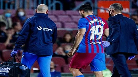 برشلونة يكشف عن حجم إصابتي أجويرو وبيكيه