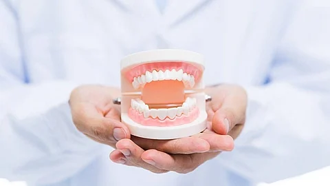 طريقة تنظيف طقم الأسنان بشكل صحيح