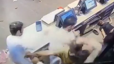 فيديو يوثق اعتداءً عنيفًا على موظفي مطعم شهير بالرياض.. وإدارته توضح التفاصيل