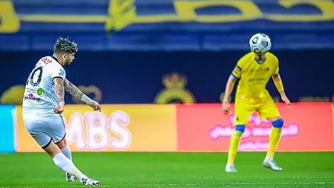 الشباب يستدرج النصر في ديربي مثير.. وضمك يدافع عن الصدارة أمام الهلال