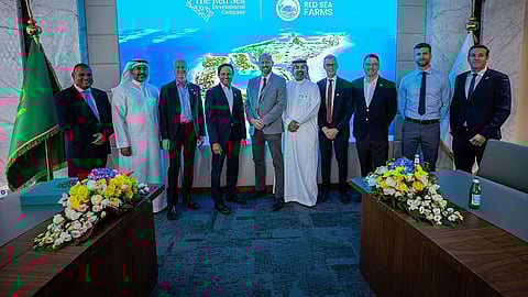 «البحر الأحمر» توقع اتفاقية لإنشاء مصدر مستدام للمواد الغذائية من ضوء الشمس والمياه المالحة