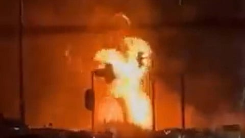 الدفاع المدني يخمد حريقًا نشب قرب محلات تجارية في ينبع