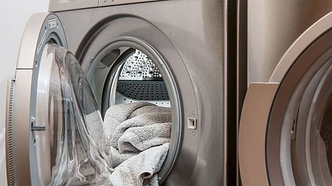 خبيرة أمريكية تكشف الأخطاء التي يرتكبها الجميع أثناء الغسيل