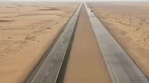 بالفيديو.. أطول طريق مستقيم بالعالم مسجل في جينيس يقع بالمملكة