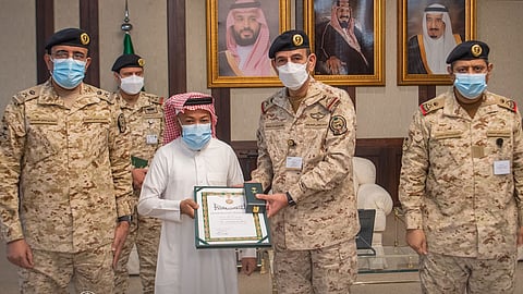 بالصور.. تسليم أسر شهداء الواجب من منسوبي الحرس الوطني وسام الملك عبد العزيز