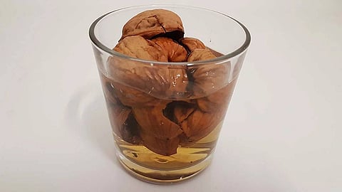 فوائد تناول الجوز المنقوع.. يحسن المزاج ويقاوم الأرق