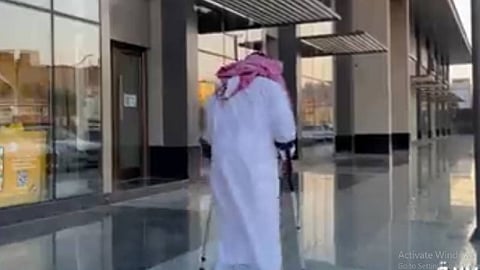 بالفيديو.. فهد المري يتحدى إعاقته ويعمل قائد سيارة أجرة بالأحساء