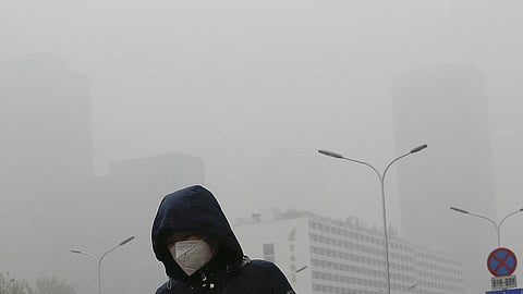 بالفيديو.. ضباب كثيف يحجب الرؤية في الصين.. والسلطات تغلق عددًا من الأماكن