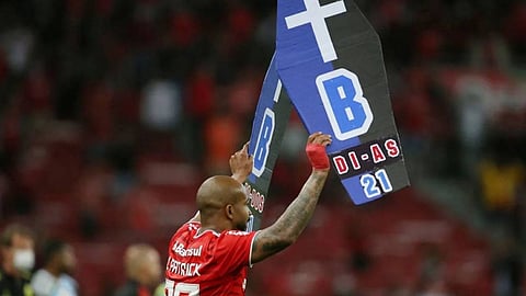 بالفيديو.. «توابيت كارتونية» تتسبب في اشتباكات بين فريقي كرة قدم