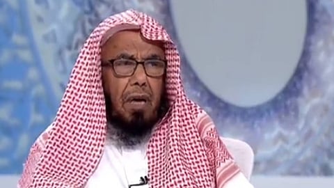 هل يصلي المأمومون جالسين خلف الإمام الجالس؟ الشيخ المطلق يجيب