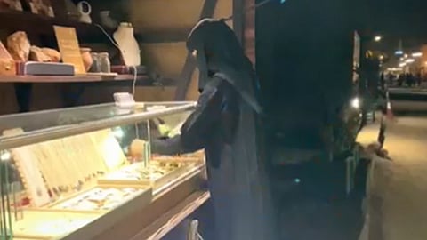 حنان البلوي.. مواطنة تبدع في تحويل الأحجار الكريمة لأشكال تعكس معالم العلا