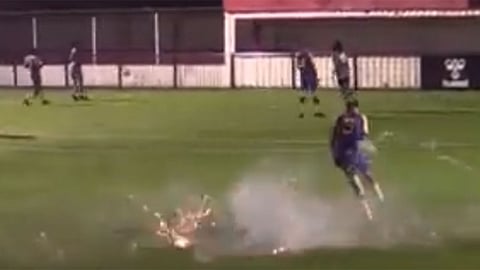 بالفيديو.. الجماهير تستهدف لاعبًا بالألعاب النارية في إنجلترا