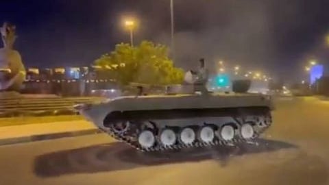 بالفيديو.. جندي عراقي يمارس التفحيط بمدرعة.. والقيادة تحقق في الواقعة