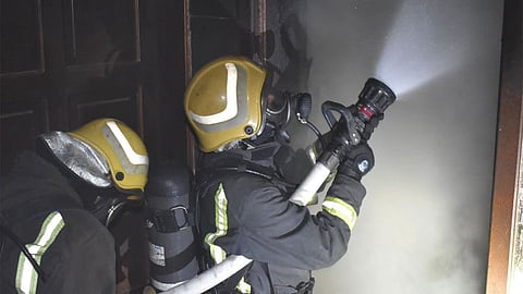 حريق بعمارة في تبوك.. والدفاع المدني ينقذ محتجزًا