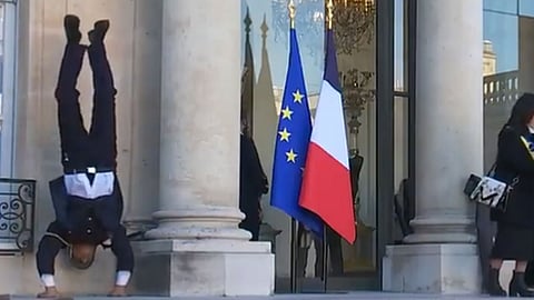 بالفيديو.. رجل إطفاء متقاعد يقوم بحركة غير متوقعة أمام قصر الإليزيه