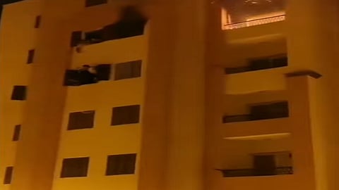 بالفيديو.. مصري كاد يفقد حياته لإنقاذ رضيع من النيران
