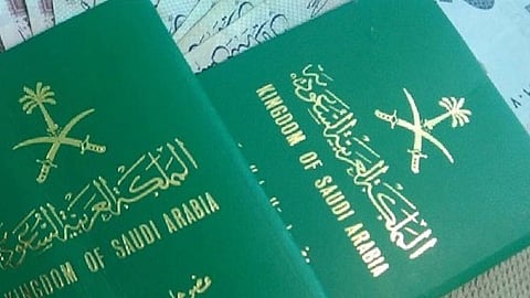 بالصور.. 4 كفاءات جديدة تحصل على الجنسية السعودية